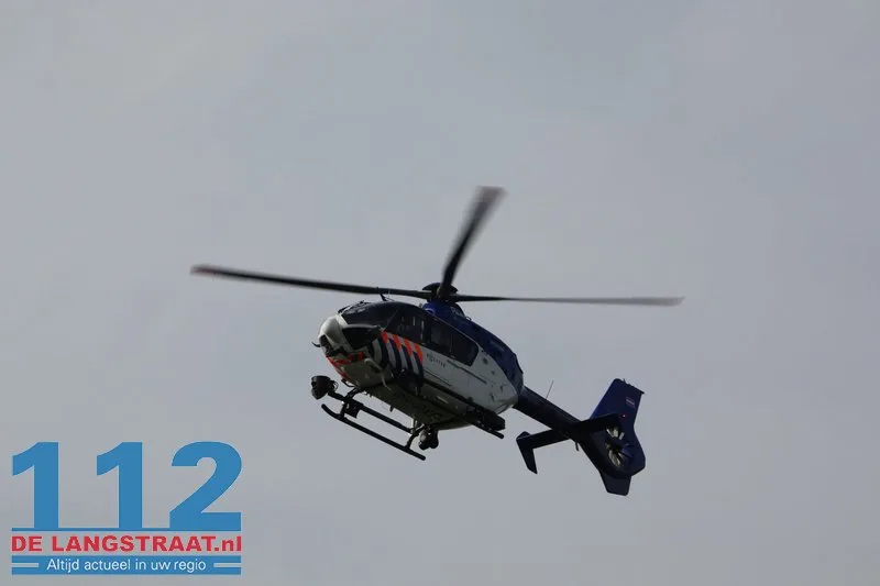 Verwarde, vrijwel naakte man vlucht het water in: Politie helpt met helikopter bij aanhouding langs Oude Maasje 112 De Langstraat