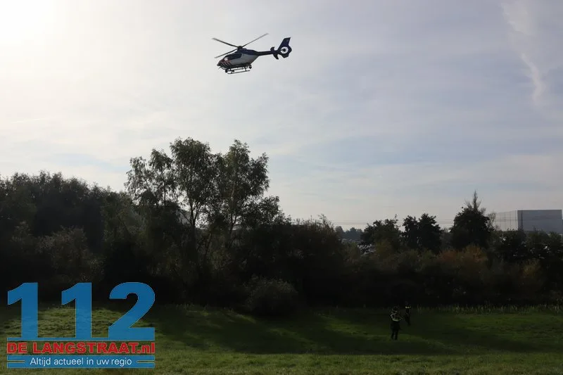 Verwarde, vrijwel naakte man vlucht het water in: Politie helpt met helikopter bij aanhouding langs Oude Maasje 112 De Langstraat