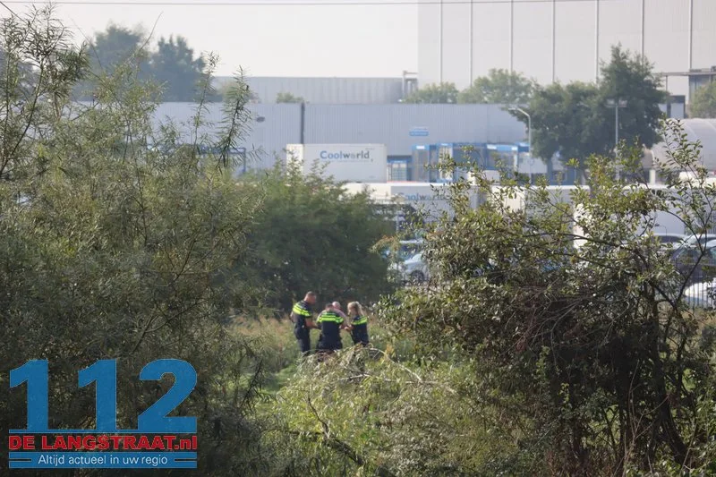Verwarde, vrijwel naakte man vlucht het water in: Politie helpt met helikopter bij aanhouding langs Oude Maasje 112 De Langstraat