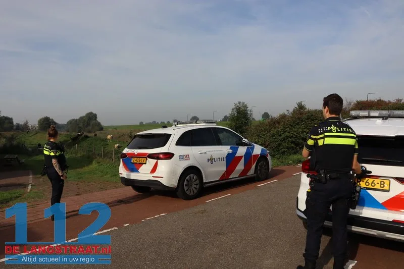 Verwarde, vrijwel naakte man vlucht het water in: Politie helpt met helikopter bij aanhouding langs Oude Maasje 112 De Langstraat