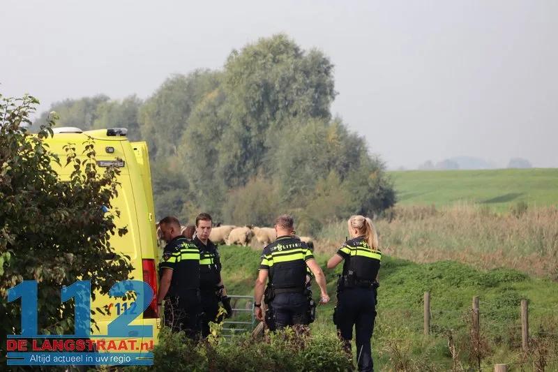 Verwarde, vrijwel naakte man vlucht het water in: Politie helpt met helikopter bij aanhouding langs Oude Maasje 112 De Langstraat