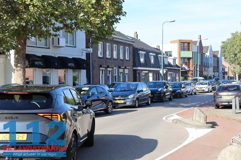 Verkeerschaos rond Kaatsheuvel door drukte richting Efteling, ook aanrijding in dorp 112 De Langstraat