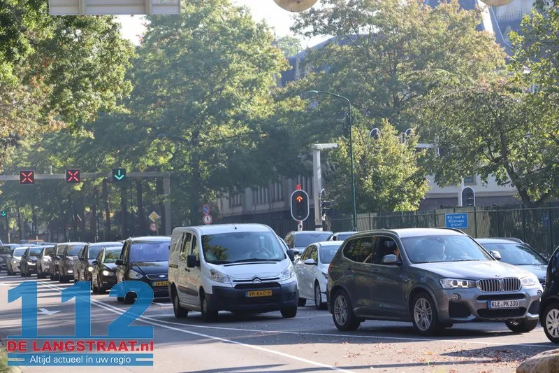 Verkeerschaos rond Kaatsheuvel door drukte richting Efteling, ook aanrijding in dorp 112 De Langstraat