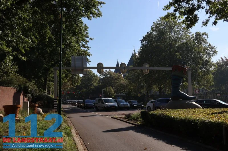 Verkeerschaos rond Kaatsheuvel door drukte richting Efteling, ook aanrijding in dorp 112 De Langstraat