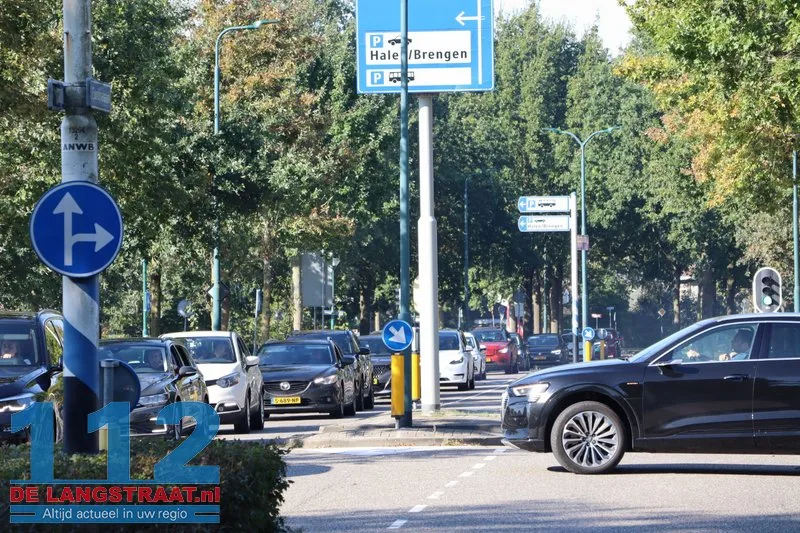 Verkeerschaos rond Kaatsheuvel door drukte richting Efteling, ook aanrijding in dorp 112 De Langstraat