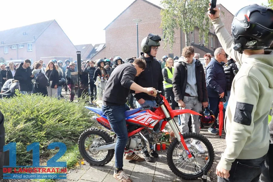 Honderden aanwezigen bij indrukwekkend eerbetoon aan overleden scooterrijder (20) in Sprang-Capelle 112 De Langstraat