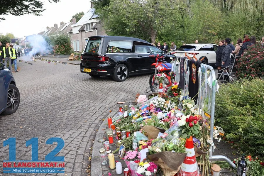 Honderden aanwezigen bij indrukwekkend eerbetoon aan overleden scooterrijder (20) in Sprang-Capelle 112 De Langstraat