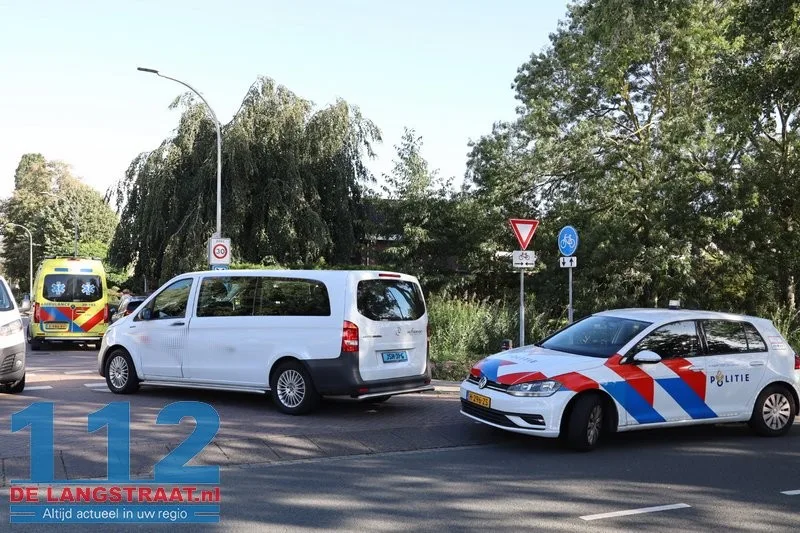 Scooterrijder lichtgewond na botsing met taxibusje op Cesar Francklaan: Kinderen geschrokken 112 De Langstraat