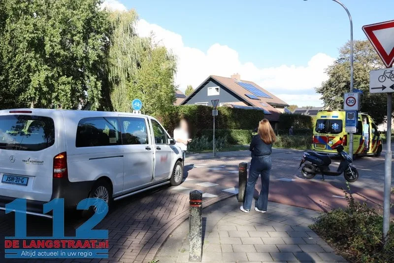 Scooterrijder lichtgewond na botsing met taxibusje op Cesar Francklaan: Kinderen geschrokken 112 De Langstraat