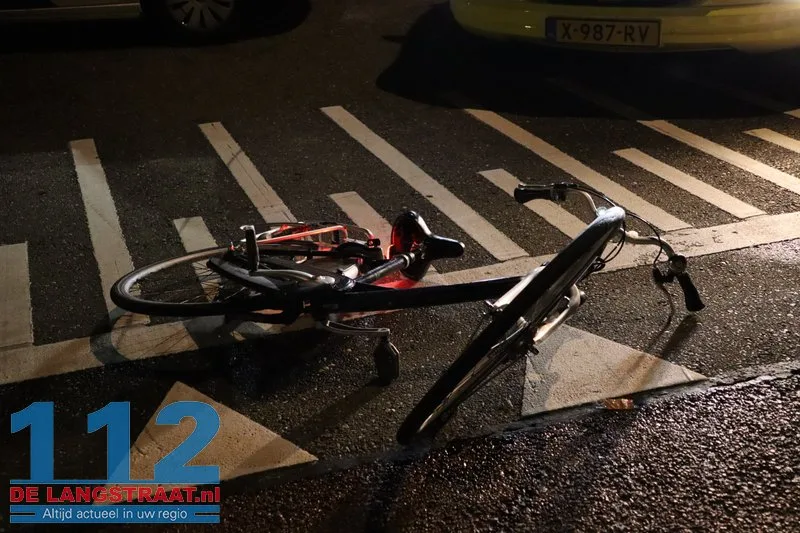 Scooterrijdster en fietsende jongen komen ten val op De Gaard: Jongen aangehouden na ongeval 112 De Langstraat