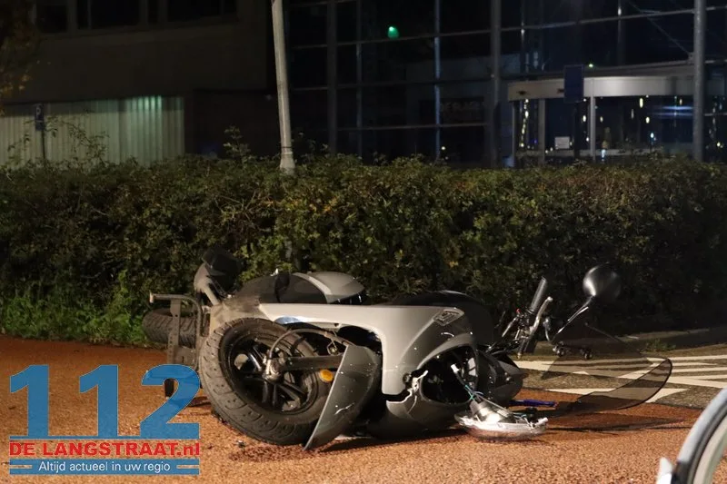 Scooterrijdster en fietsende jongen komen ten val op De Gaard: Jongen aangehouden na ongeval 112 De Langstraat