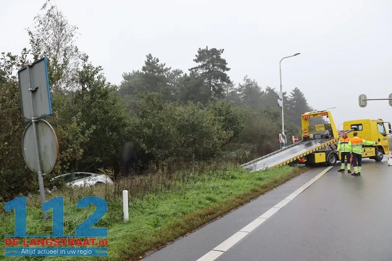 Auto raakt van de weg op oprit Europalaan naar N261 bij Kaatsheuvel 112 De Langstraat