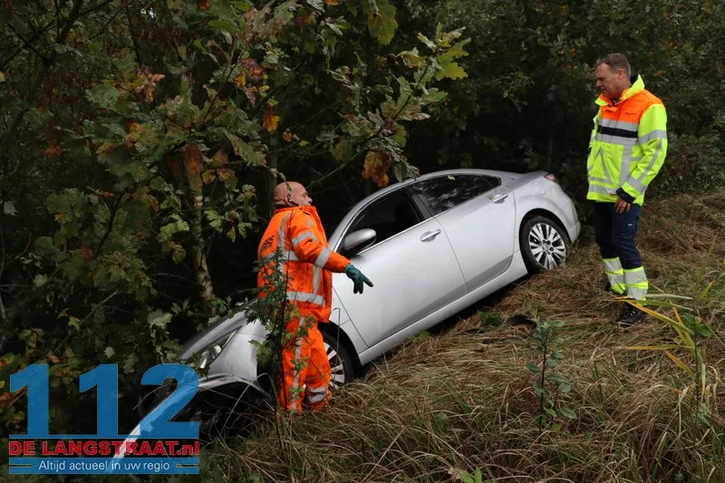 Auto raakt van de weg op oprit Europalaan naar N261 bij Kaatsheuvel 112 De Langstraat