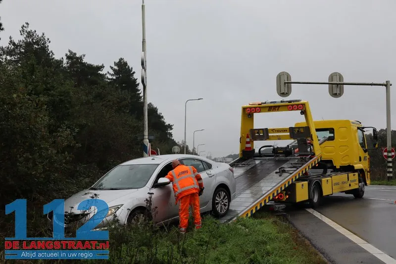 Auto raakt van de weg op oprit Europalaan naar N261 bij Kaatsheuvel 112 De Langstraat