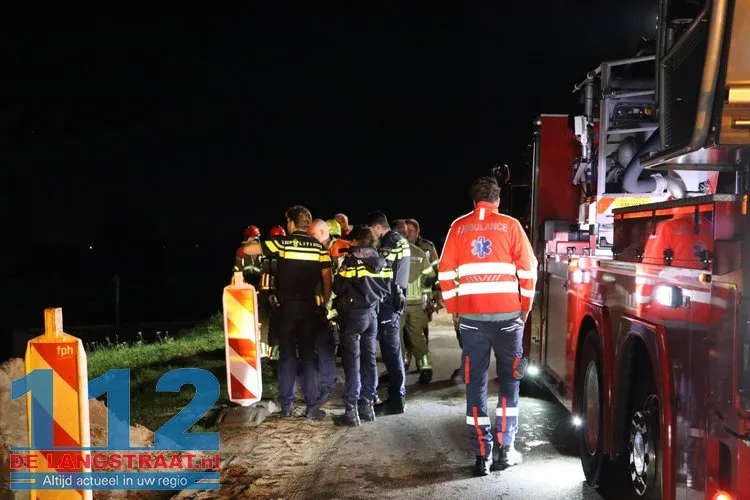 Auto belandt in kanaal in Waalwijk, inzittenden komen met de schrik vrij 112 De Langstraat