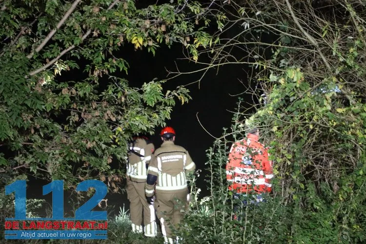 Auto belandt in kanaal in Waalwijk, inzittenden komen met de schrik vrij 112 De Langstraat