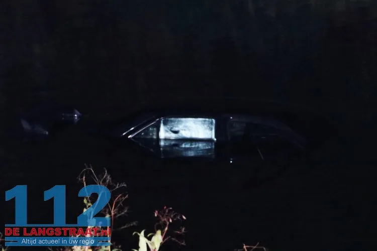 Auto belandt in kanaal in Waalwijk, inzittenden komen met de schrik vrij 112 De Langstraat