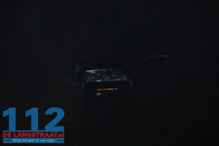 Auto belandt in kanaal in Waalwijk, inzittenden komen met de schrik vrij 112 De Langstraat