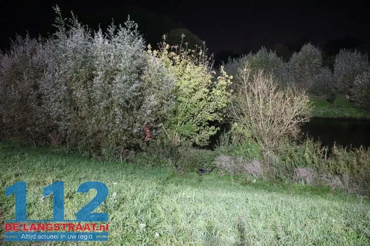 Auto belandt in kanaal in Waalwijk, inzittenden komen met de schrik vrij 112 De Langstraat