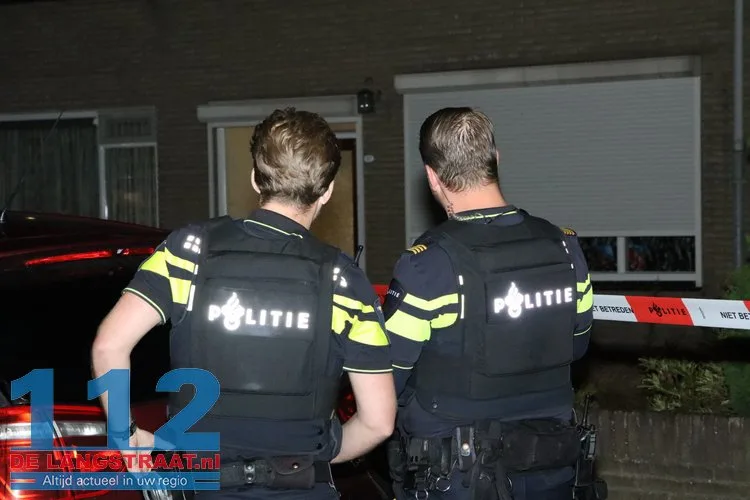 Schoten gelost in straat in Waalwijk, kogelgaten in ruiten van woning 112 De Langstraat