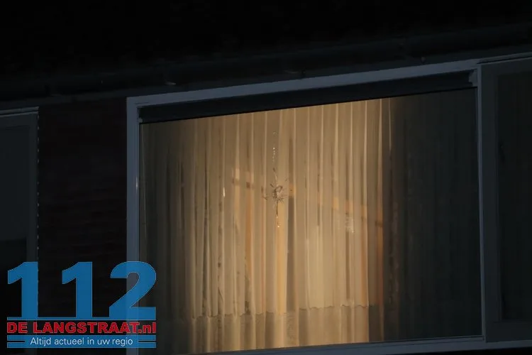 Schoten gelost in straat in Waalwijk, kogelgaten in ruiten van woning 112 De Langstraat
