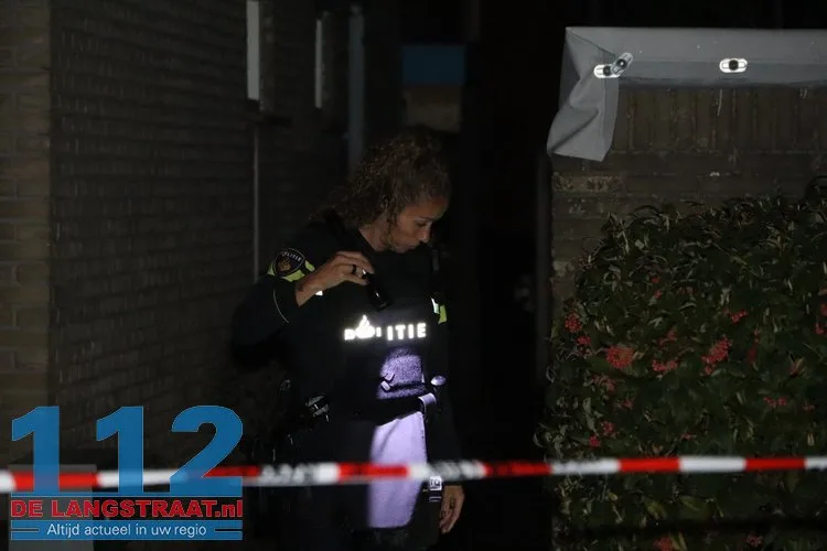 Schoten gelost in straat in Waalwijk, kogelgaten in ruiten van woning 112 De Langstraat