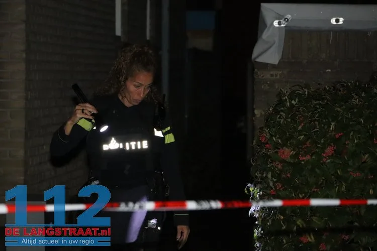 Schoten gelost in straat in Waalwijk, kogelgaten in ruiten van woning 112 De Langstraat