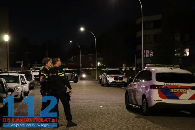 Schoten gelost in straat in Waalwijk, kogelgaten in ruiten van woning 112 De Langstraat