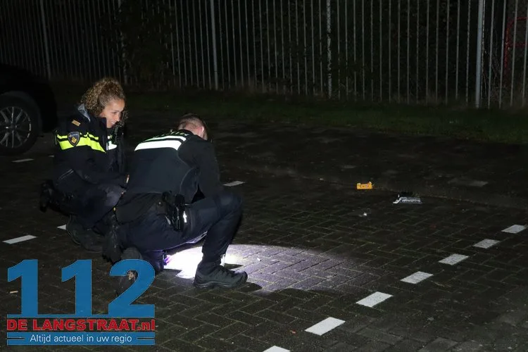 Schoten gelost in straat in Waalwijk, kogelgaten in ruiten van woning 112 De Langstraat