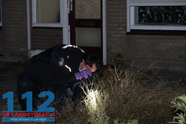 Schoten gelost in straat in Waalwijk, kogelgaten in ruiten van woning 112 De Langstraat