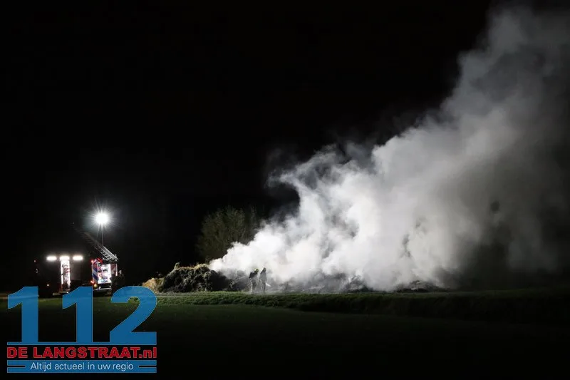 Grote berg gemaaid gras in brand aan Gantelweg in Waspik 112 De Langstraat