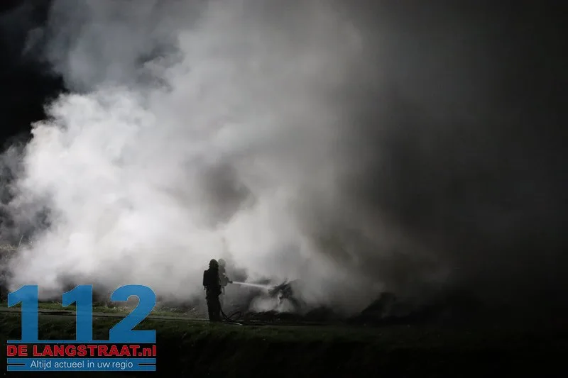 Grote berg gemaaid gras in brand aan Gantelweg in Waspik 112 De Langstraat