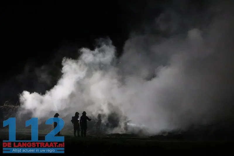 Grote berg gemaaid gras in brand aan Gantelweg in Waspik 112 De Langstraat