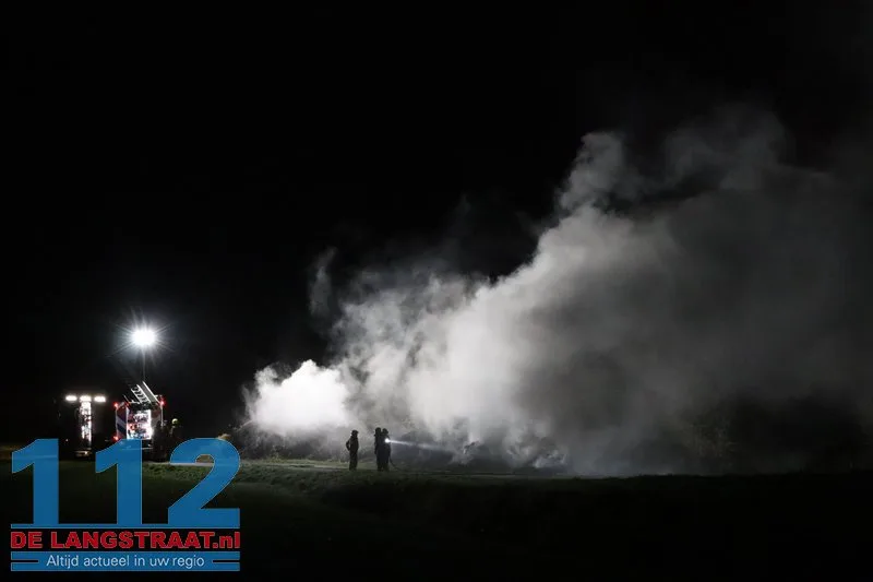 Grote berg gemaaid gras in brand aan Gantelweg in Waspik 112 De Langstraat