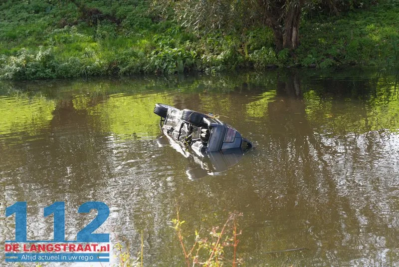 Auto die dinsdagavond in kanaal belandde bij Waalwijk geborgen met kraanschip 112 De Langstraat