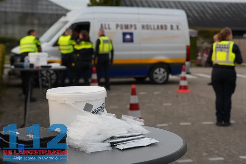 Politie houdt verkeerscontrole met 17 agenten en douane in de Langstraat 112 De Langstraat