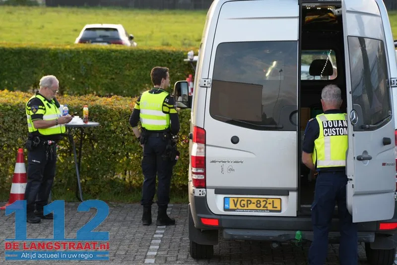 Politie houdt verkeerscontrole met 17 agenten en douane in de Langstraat 112 De Langstraat