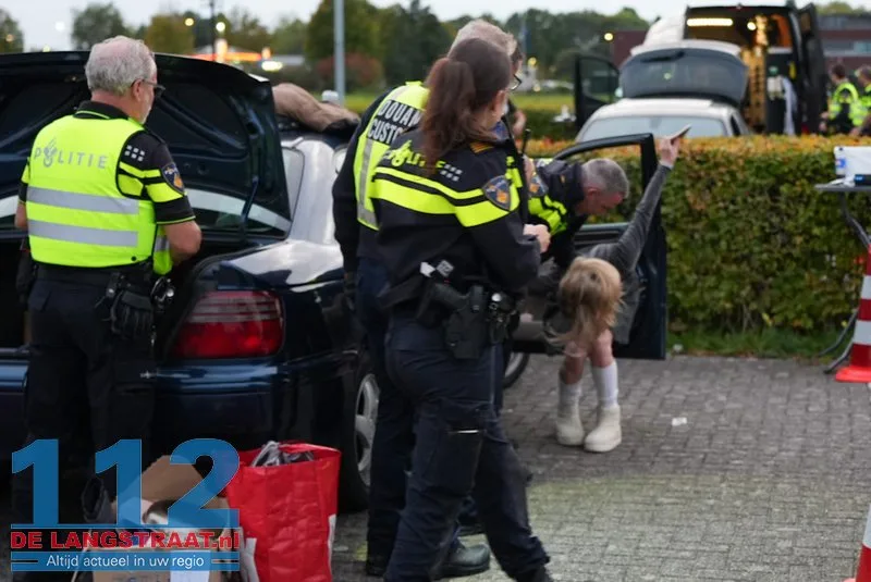 Politie houdt verkeerscontrole met 17 agenten en douane in de Langstraat 112 De Langstraat