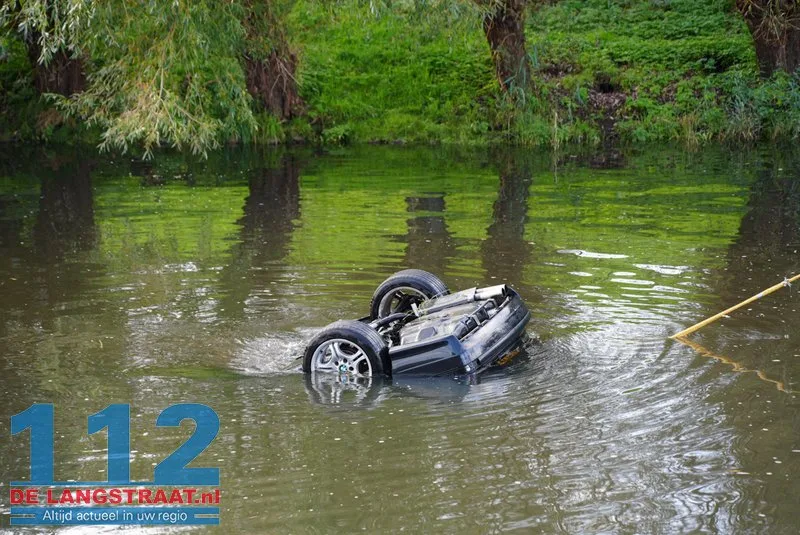 Auto die dinsdagavond in kanaal belandde bij Waalwijk geborgen met kraanschip 112 De Langstraat