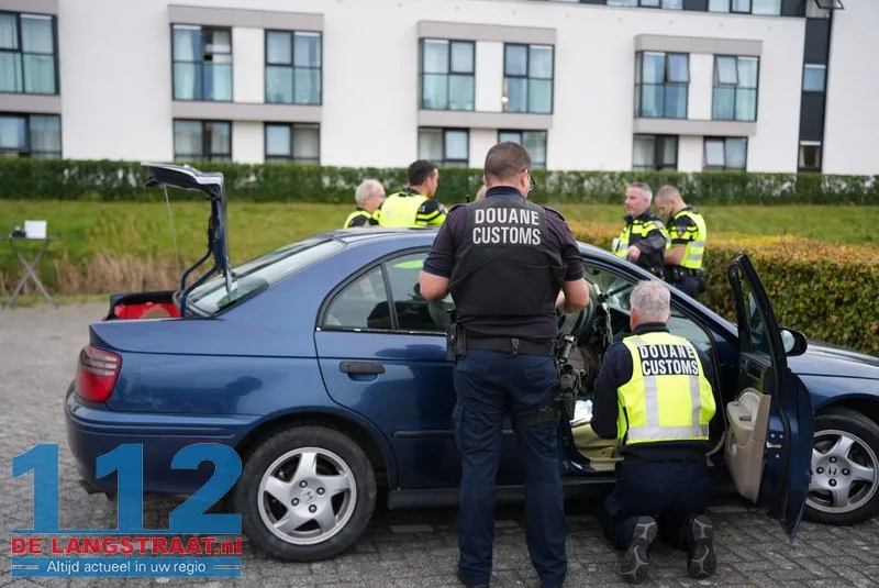 Politie houdt verkeerscontrole met 17 agenten en douane in de Langstraat 112 De Langstraat