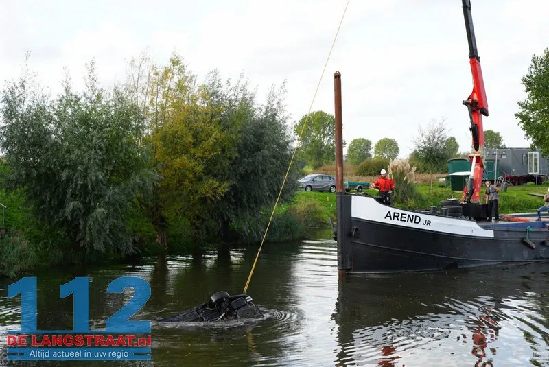 Auto die dinsdagavond in kanaal belandde bij Waalwijk geborgen met kraanschip 112 De Langstraat